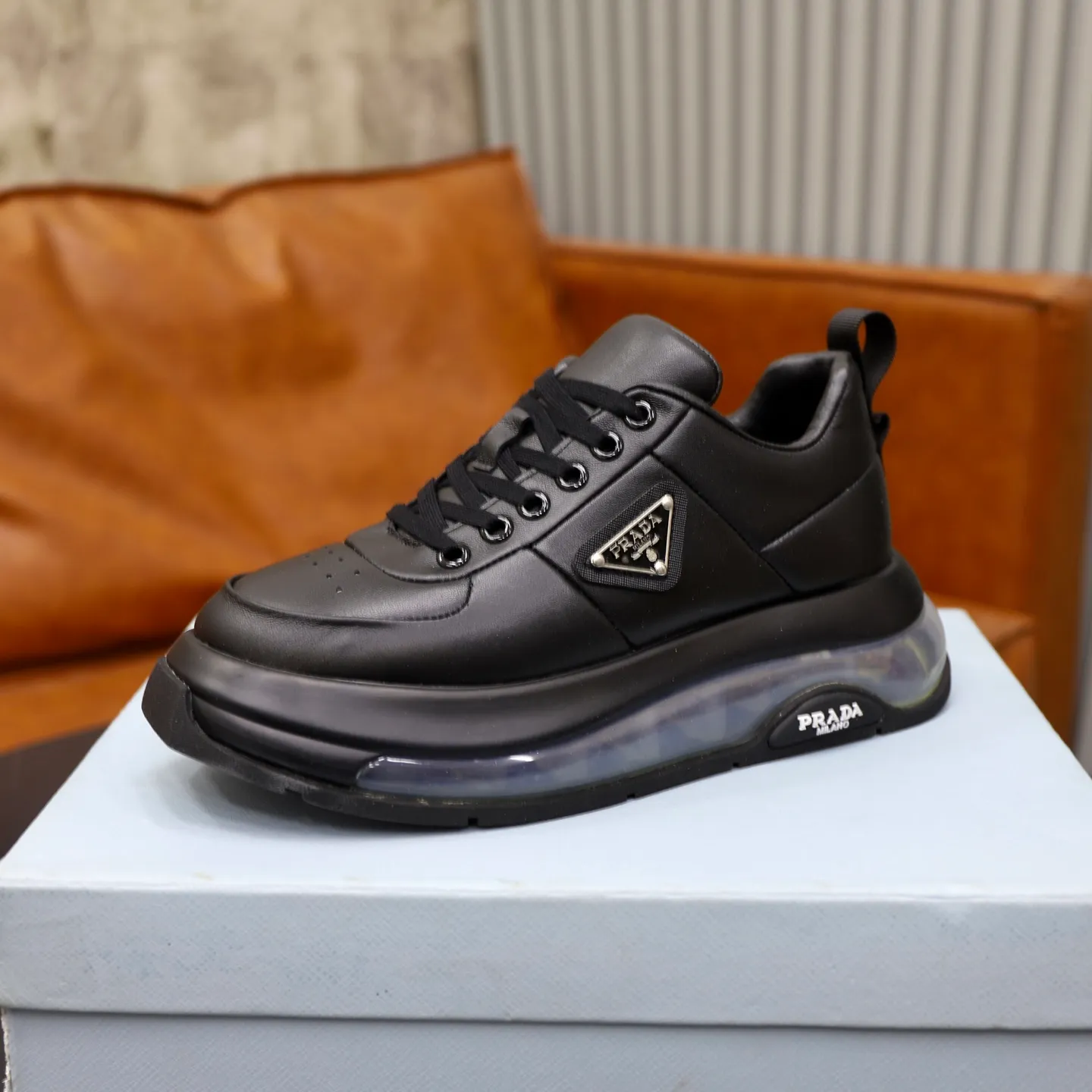 Ex-factory price: 640 💰Prada/Prada Men's casual delivery, using imported cowhide leather upper, Prada triangle logo, lambskin lining, original air cushion bottom, rubber sewing technology, rubber bottom layer, excellent shock absorption effect, comfortable on the feet! Size: 39-44 (45, 46 customized)